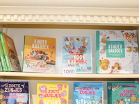 Kinderbakboeken in drie uitvoeringen, acht stuks. - afbeelding 1 van  2