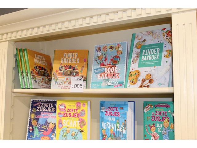 Kinderbakboeken in drie uitvoeringen, acht stuks. - afbeelding 2 van  2