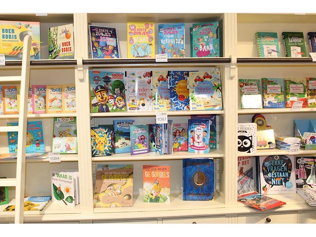 Kinderboeken op drie schappen, 29 stuks. - afbeelding 1 van  2