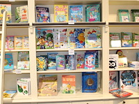Kinderboeken op drie schappen, 29 stuks. - afbeelding 1 van  2