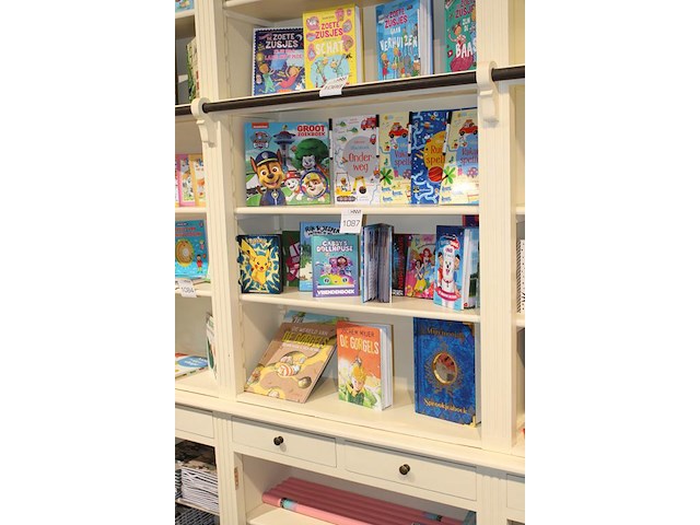 Kinderboeken op drie schappen, 29 stuks. - afbeelding 2 van  2