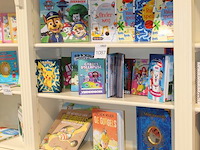 Kinderboeken op drie schappen, 29 stuks. - afbeelding 2 van  2