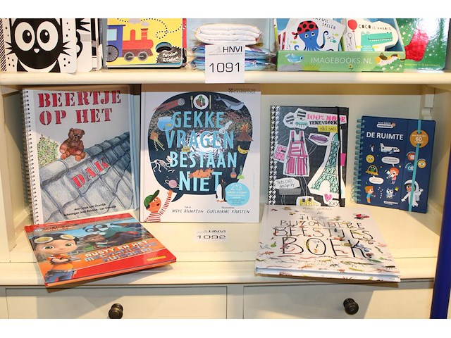 Kinderboeken op schap in diverse uitvoeringen, 11 stuks. - afbeelding 1 van  2