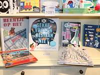 Kinderboeken op schap in diverse uitvoeringen, 11 stuks. - afbeelding 1 van  2