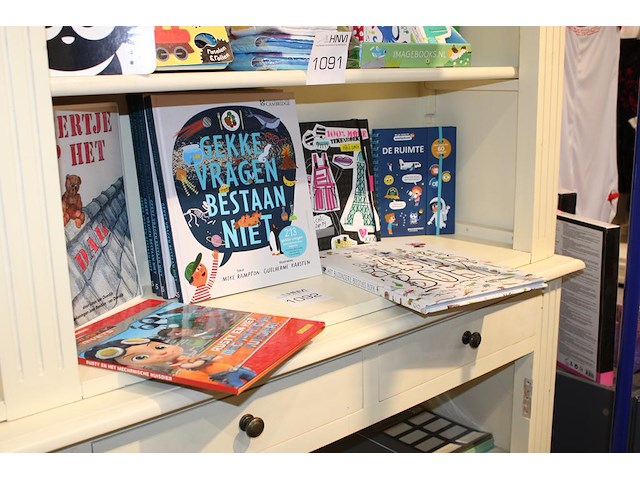 Kinderboeken op schap in diverse uitvoeringen, 11 stuks. - afbeelding 2 van  2