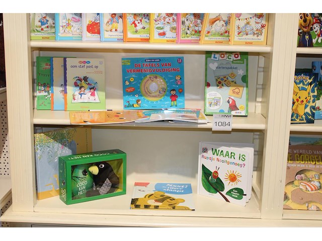 Kinderboeken op twee schappen, 15 stuks. - afbeelding 1 van  2