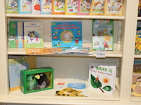 Kinderboeken op twee schappen, 15 stuks. - afbeelding 1 van  2