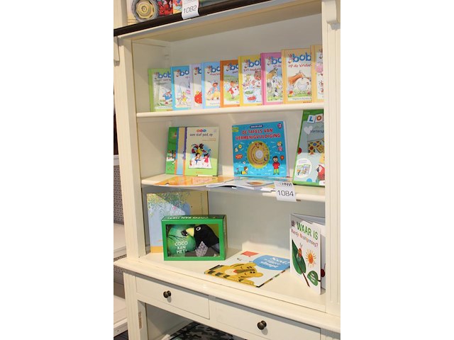 Kinderboeken op twee schappen, 15 stuks. - afbeelding 2 van  2