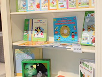 Kinderboeken op twee schappen, 15 stuks. - afbeelding 2 van  2