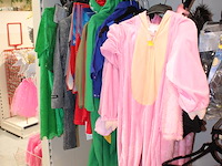 Kindercarnavals producten aan wandstelling. 225 verkleedpakjes in grote diversiteit w.o. tien paar schoenen... - afbeelding 3 van  11