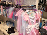 Kindercarnavals producten aan wandstelling. 225 verkleedpakjes in grote diversiteit w.o. tien paar schoenen... - afbeelding 4 van  11