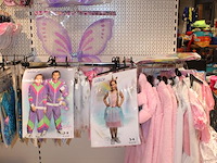 Kindercarnavals producten aan wandstelling. 225 verkleedpakjes in grote diversiteit w.o. tien paar schoenen... - afbeelding 5 van  11