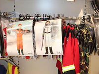 Kindercarnavals producten aan wandstelling. 225 verkleedpakjes in grote diversiteit w.o. tien paar schoenen... - afbeelding 9 van  11