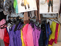 Kindercarnavals producten aan wandstelling. 225 verkleedpakjes in grote diversiteit w.o. tien paar schoenen... - afbeelding 10 van  11