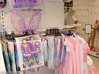Kindercarnavals producten aan zeven stellingdelen. 225 kostuums in grote diversiteit w.o. tien paar schoene... - afbeelding 8 van  17