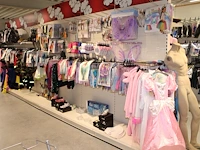 Kindercarnavals producten aan zeven stellingdelen. 225 kostuums in grote diversiteit w.o. tien paar schoene...