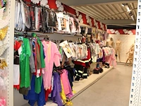 Kindercarnavals producten aan zeven stellingdelen. 225 kostuums in grote diversiteit w.o. tien paar schoene... - afbeelding 10 van  17