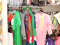 Kindercarnavals producten aan zeven stellingdelen. 225 kostuums in grote diversiteit w.o. tien paar schoene... - afbeelding 11 van  17