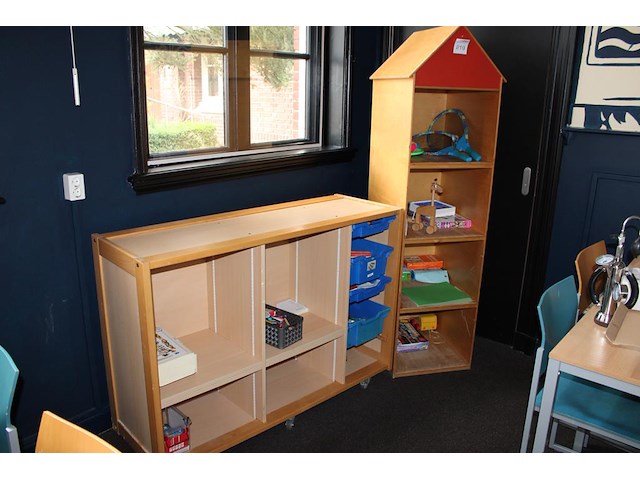 Kindermeubilair met speelgoed. afmeting poppenhuis 52 x 60 x 185 cm. - afbeelding 1 van  3