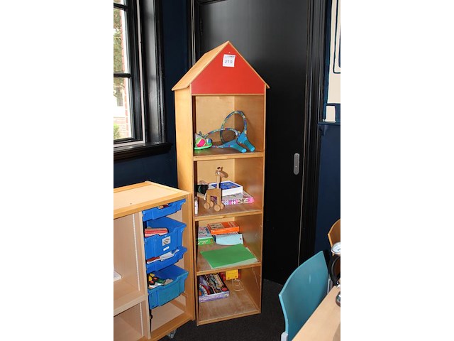 Kindermeubilair met speelgoed. afmeting poppenhuis 52 x 60 x 185 cm. - afbeelding 3 van  3
