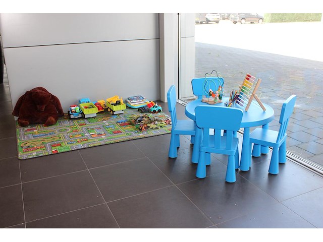 Kinderspeelhoek bestaande uit speeltafel, kleed, diverse dino's en speelgoedauto's. - afbeelding 1 van  4