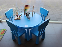 Kinderspeelhoek bestaande uit speeltafel, kleed, diverse dino's en speelgoedauto's. - afbeelding 2 van  4