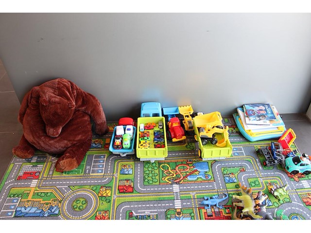 Kinderspeelhoek bestaande uit speeltafel, kleed, diverse dino's en speelgoedauto's. - afbeelding 3 van  4