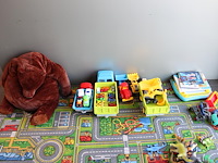 Kinderspeelhoek bestaande uit speeltafel, kleed, diverse dino's en speelgoedauto's. - afbeelding 3 van  4