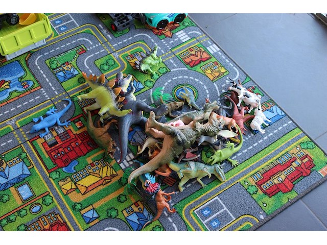 Kinderspeelhoek bestaande uit speeltafel, kleed, diverse dino's en speelgoedauto's. - afbeelding 4 van  4
