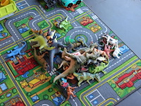 Kinderspeelhoek bestaande uit speeltafel, kleed, diverse dino's en speelgoedauto's. - afbeelding 4 van  4