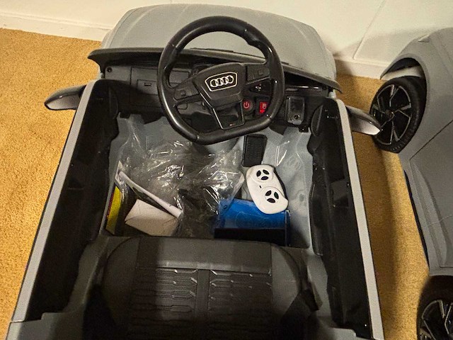 Kindervoertuigen (o.a. 9x audi rs6) incl. accu’s (15x) - afbeelding 4 van  4