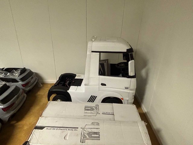 Kindervoertuigen (o.a. 9x audi rs6) incl. accu’s (15x) - afbeelding 3 van  4