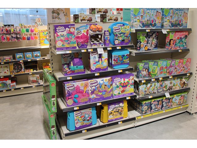 Kinetic sand producten op vier schappen in diverse uitvoeringen, circa 20 stuks. - afbeelding 1 van  4