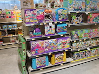 Kinetic sand producten op vier schappen in diverse uitvoeringen, circa 20 stuks. - afbeelding 1 van  4