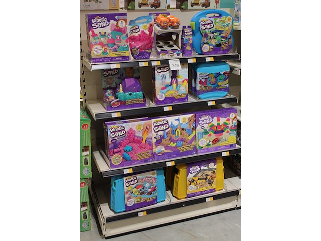 Kinetic sand producten op vier schappen in diverse uitvoeringen, circa 20 stuks. - afbeelding 2 van  4