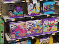 Kinetic sand producten op vier schappen in diverse uitvoeringen, circa 20 stuks. - afbeelding 2 van  4