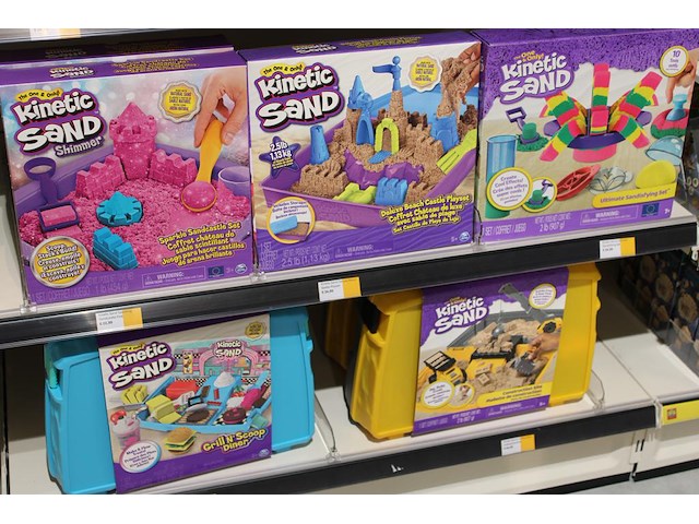 Kinetic sand producten op vier schappen in diverse uitvoeringen, circa 20 stuks. - afbeelding 3 van  4