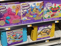 Kinetic sand producten op vier schappen in diverse uitvoeringen, circa 20 stuks. - afbeelding 3 van  4