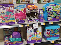 Kinetic sand producten op vier schappen in diverse uitvoeringen, circa 20 stuks. - afbeelding 4 van  4