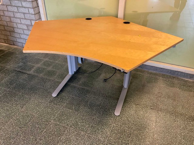 Kinnarps elektrisch bureau - afbeelding 1 van  4