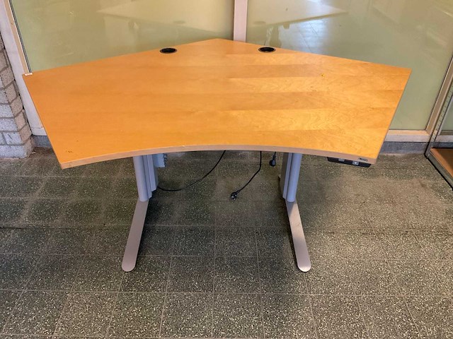 Kinnarps elektrisch bureau - afbeelding 2 van  4