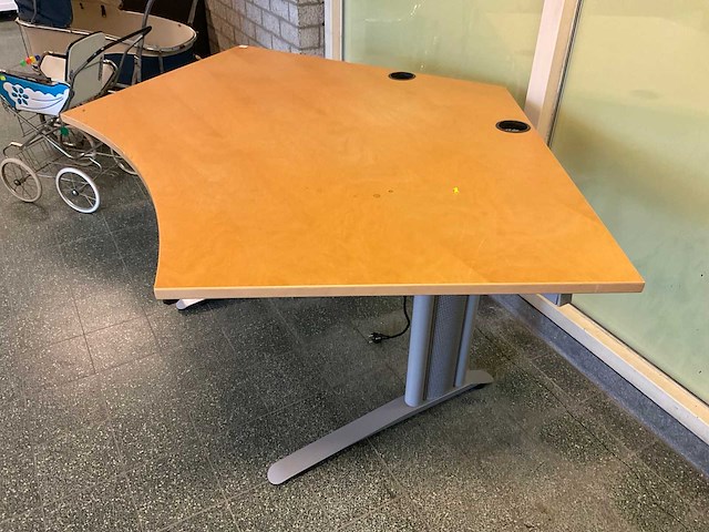 Kinnarps elektrisch bureau - afbeelding 4 van  4