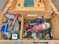 Kist met divers gereedschap - afbeelding 1 van  5