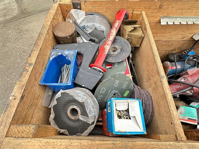 Kist met divers gereedschap - afbeelding 5 van  5