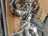 Kist met diverse beugels
