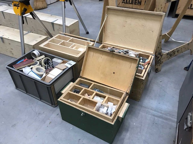 Kist met diverse bouw- en bevestigingsmateriaal (4x) - afbeelding 1 van  4