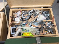Kist met diverse bouw- en bevestigingsmateriaal (4x) - afbeelding 3 van  4