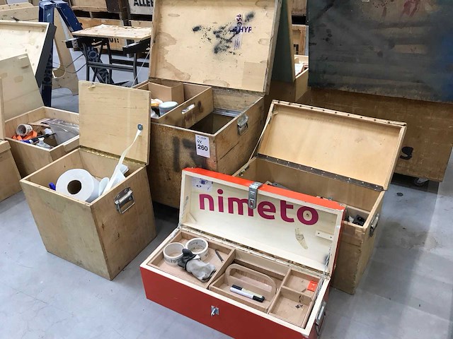 Kist met diverse bouw- en bevestigingsmateriaal (4x) - afbeelding 1 van  8