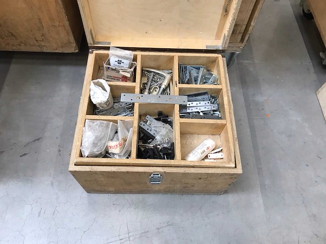 Kist met diverse bouw- en bevestigingsmateriaal (4x) - afbeelding 2 van  8
