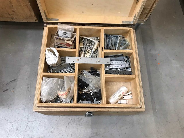 Kist met diverse bouw- en bevestigingsmateriaal (4x) - afbeelding 8 van  8